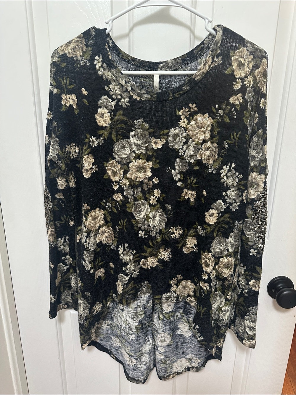 0230 Sage Black Floral Long-Sleeve Scoop Neck Top small